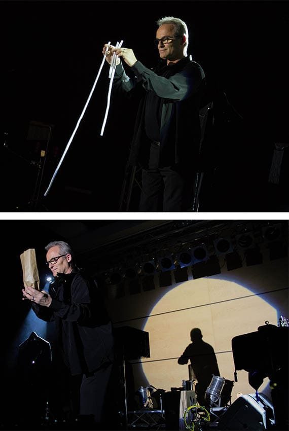L'artiste illusionniste Andy Scott présente des tours de magie sur scène
